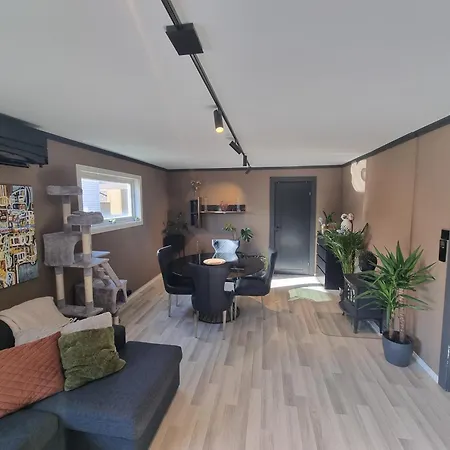 דירה Spacious And With A Private Garden, Free Parking And Ev Recharging *