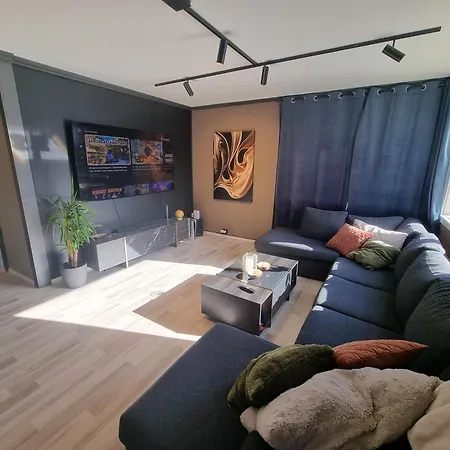 Spacious And With A Private Garden, Free Parking And Ev Recharging דירה