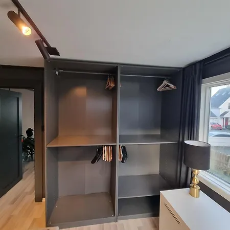 Spacious And With A Private Garden, Free Parking And Ev Recharging דירה *