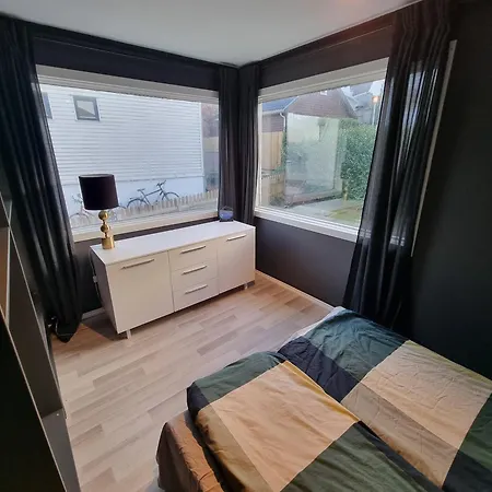 דירה Spacious And With A Private Garden, Free Parking And Ev Recharging סטוונגר