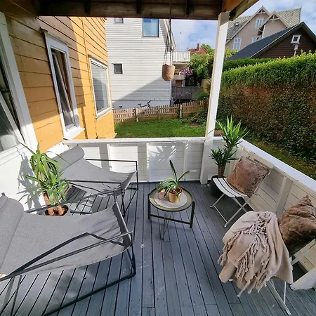 Spacious And With A Private Garden, Free Parking And Ev Recharging דירה סטוונגר