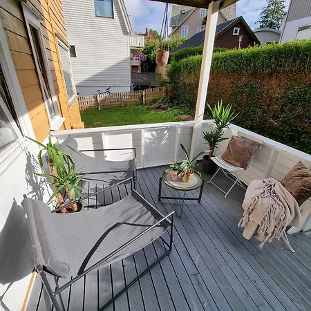 Διαμέρισμα Spacious And With A Private Garden, Free Parking And Free Ev Recharging *