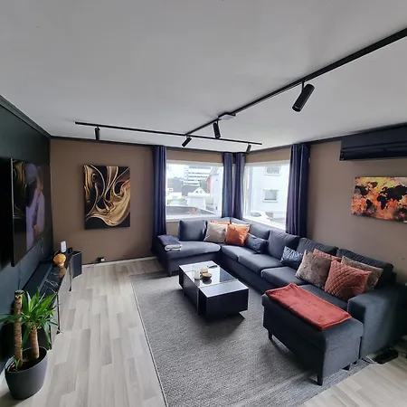 Lägenhet Spacious And With A Private Garden, Free Parking And Free Ev Recharging