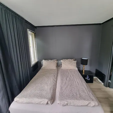 Διαμέρισμα Spacious And With A Private Garden, Free Parking And Free Ev Recharging *