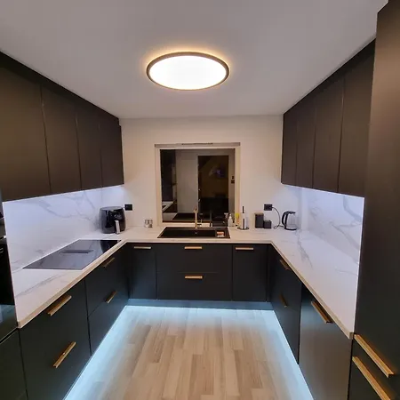 Διαμέρισμα Spacious And With A Private Garden, Free Parking And Free Ev Recharging *