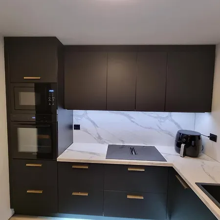 Διαμέρισμα Spacious And With A Private Garden, Free Parking And Free Ev Recharging *