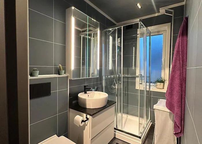 Spacious And With A Private Garden, Free Parking And Free Ev Recharging Apartment