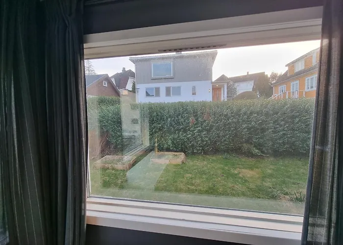 Lägenhet Spacious And With A Private Garden, Free Parking And Free Ev Recharging *