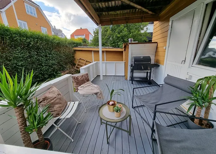 Lägenhet Spacious And With A Private Garden, Free Parking And Free Ev Recharging Stavanger