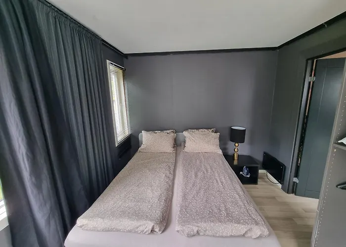 Lägenhet Spacious And With A Private Garden, Free Parking And Free Ev Recharging *