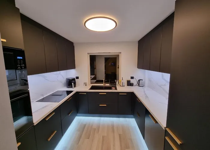 Apartment Spacious And With A Private Garden, Free Parking And Free Ev Recharging *