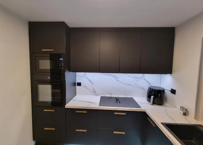 Lägenhet Spacious And With A Private Garden, Free Parking And Free Ev Recharging *