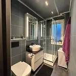 Spacious And With A Private Garden, Free Parking And Free Ev Recharging شقة