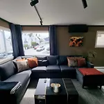 Spacious And With A Private Garden, Free Parking And Free Ev Recharging شقة