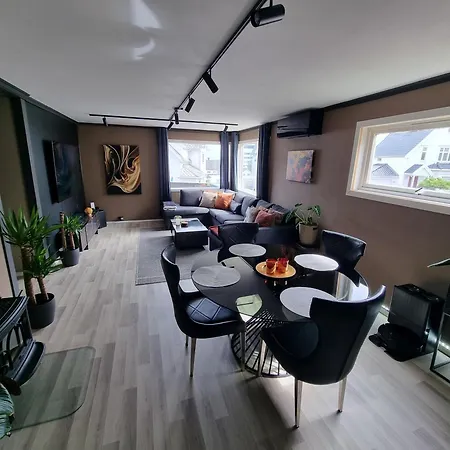 Spacious And With A Private Garden, Free Parking And Free Ev Recharging شقة
